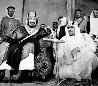 الملك عبد العزيز بن عبد الرحمن بن فيصل آل سعود مع بعض أبنائه