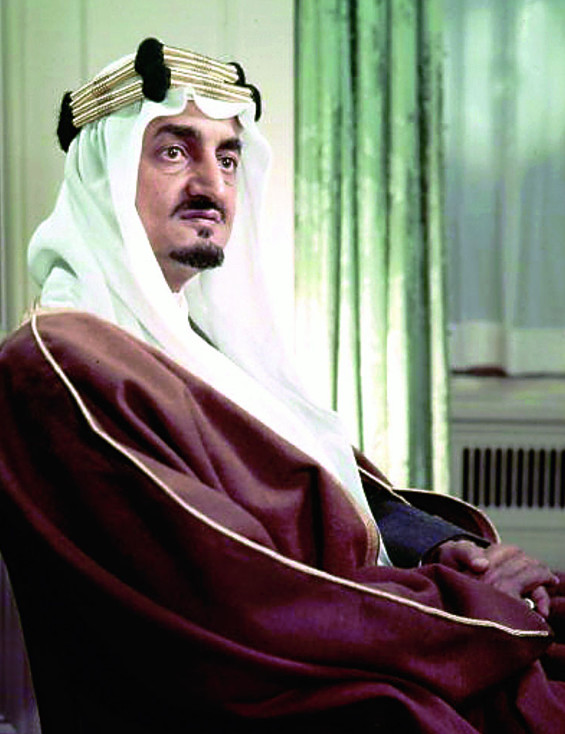 الملك عبد العزيز بن عبد الرحمن بن فيصل آل سعود مع بعض أبنائه Copy