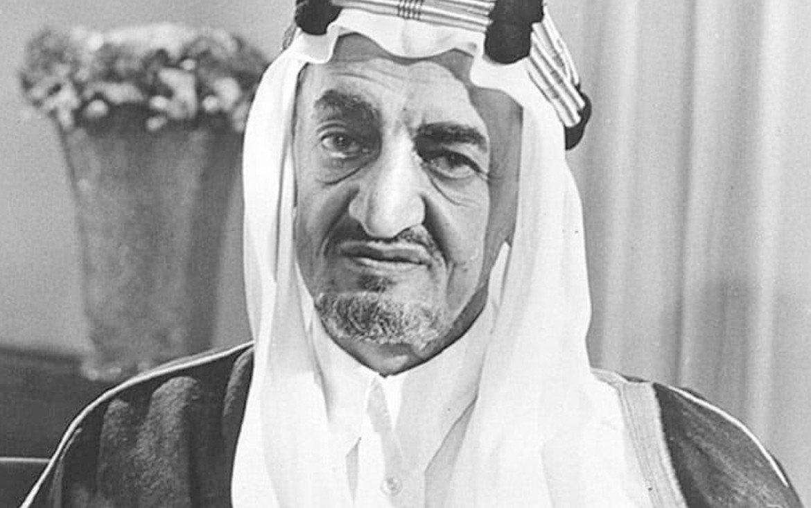 الملك عبد العزيز بن عبدالرحمن بن فيصل آل سعود مع بعض أبنائه .3